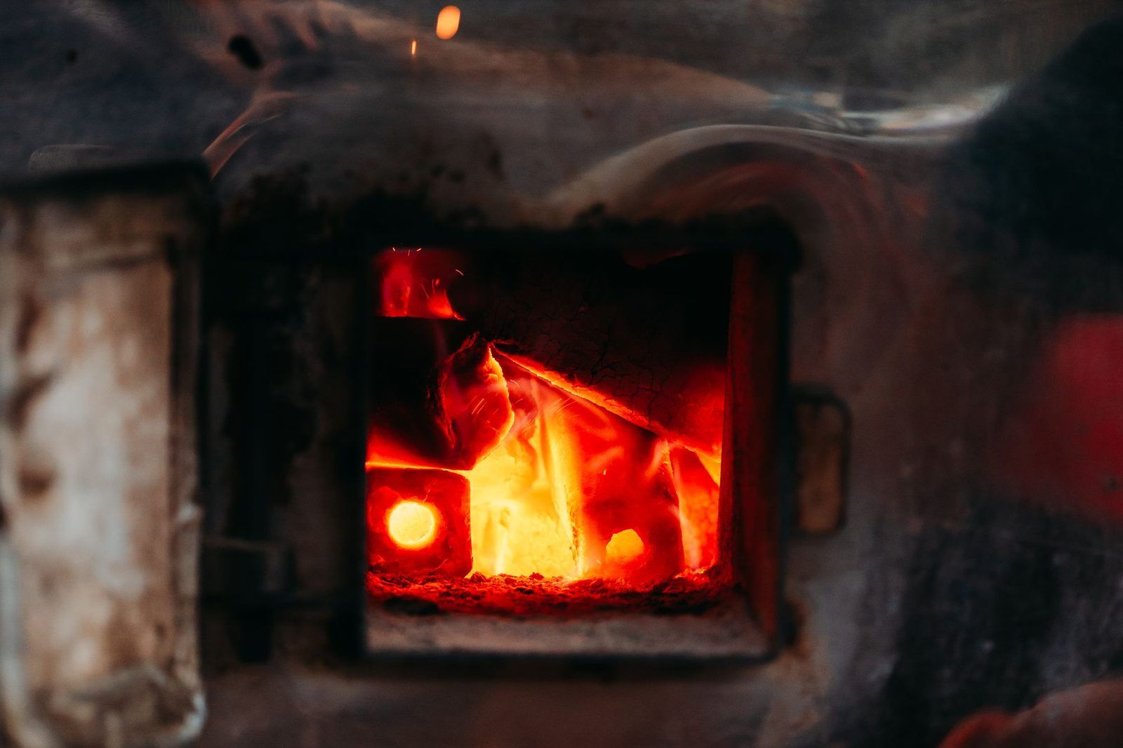 Feuer im Brennraum eines Kessels