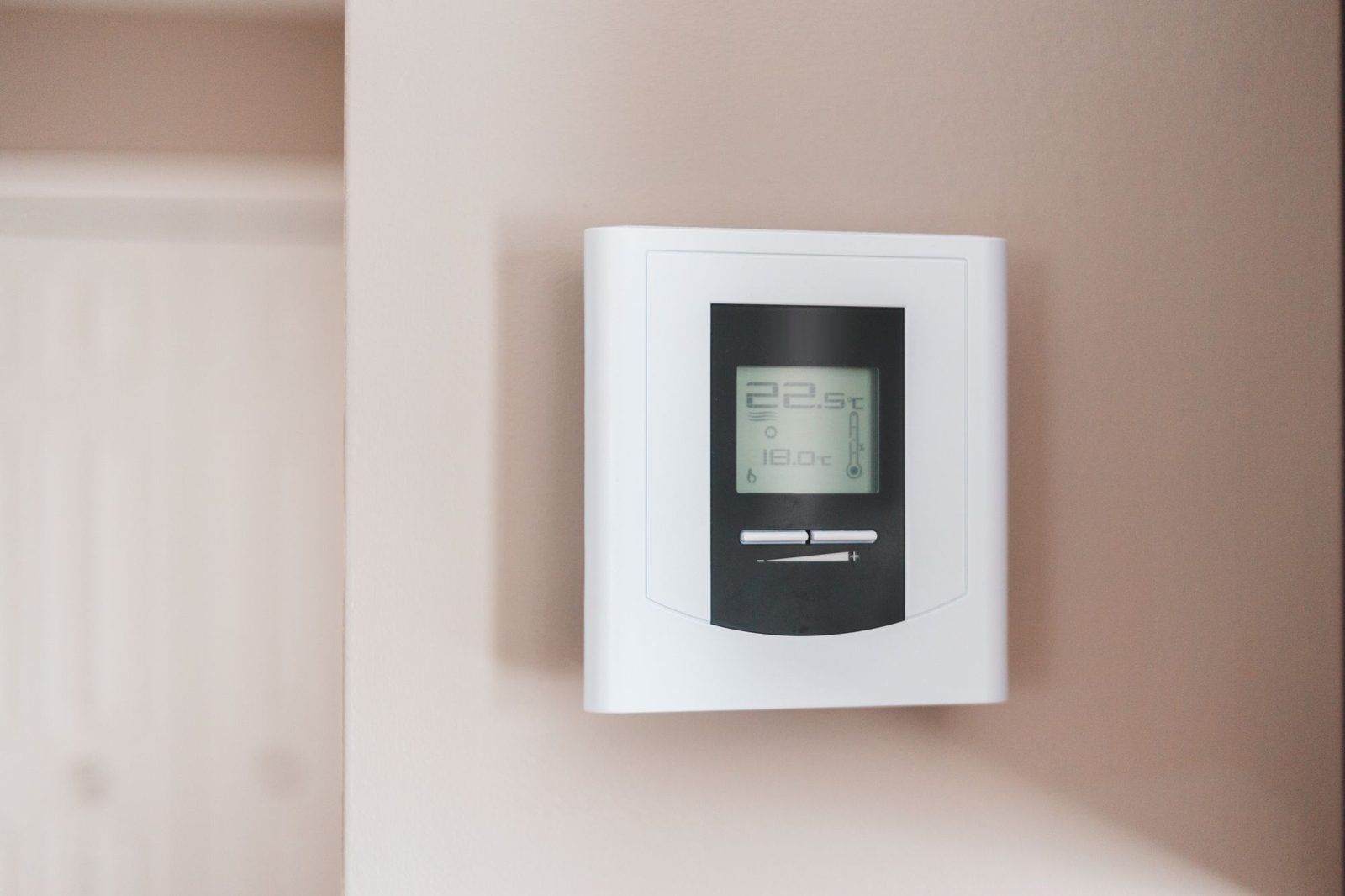 Raumthermostat an der Wand